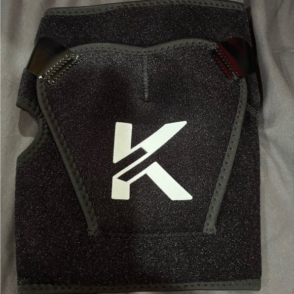 Kinetix Gear Black Compression Shoulder Braces - Picture 6 of 9